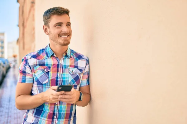 Joven Hombre Caucásico Sonriendo Feliz Usando Teléfono Inteligente Ciudad — Foto de Stock