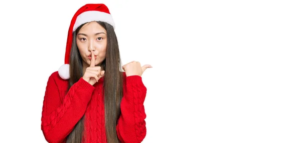 Jovem Chinesa Usando Chapéu Natal Pedindo Para Ficar Quieta Com — Fotografia de Stock