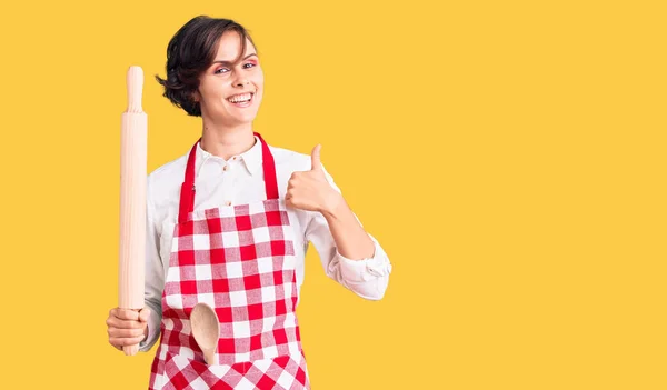Schöne Junge Frau Mit Kurzen Haaren Trägt Professionelle Bäckerschürze Hält — Stockfoto