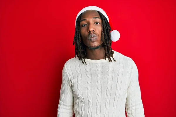 Homem Afro Americano Com Tranças Usando Chapéu Natal Olhando Para — Fotografia de Stock