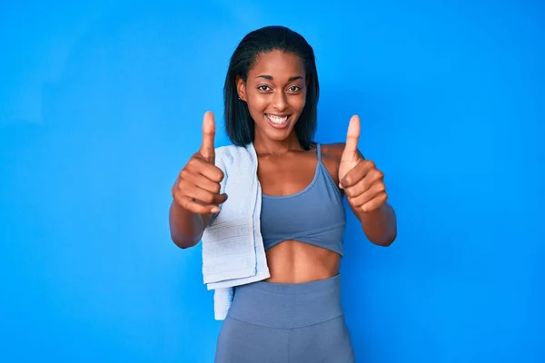 Jovem Afro Americana Vestindo Sportswear Aprovando Fazer Gesto Positivo Com — Fotografia de Stock