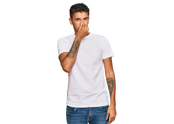 Joven Hombre Afroamericano Guapo Usando Camiseta Blanca Casual Oliendo Algo — Foto de Stock