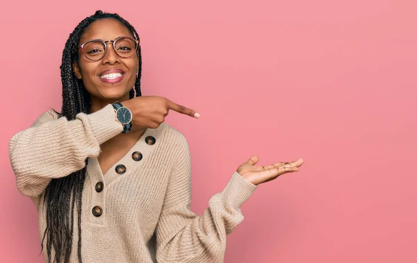 Африканська Американка Одягнена Повсякденний Одяг Здивована Посміхається Перед Камерою Вручну — стокове фото