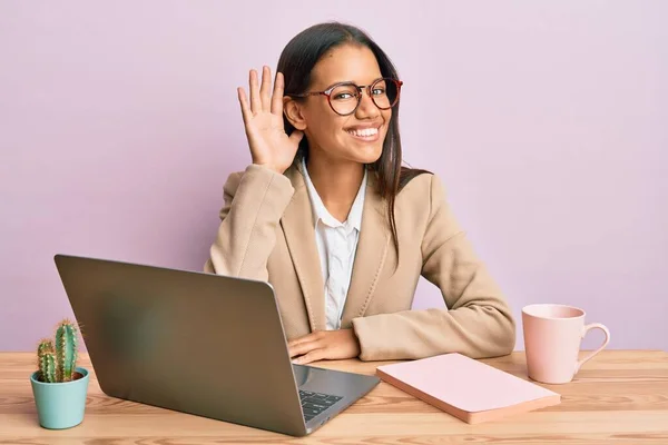 Hermosa Mujer Hispana Que Trabaja Oficina Con Gafas Sonriendo Con —  Fotos de Stock