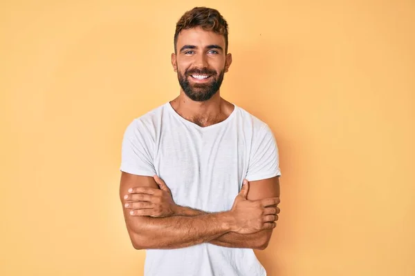 Jovem Hispânico Vestindo Roupas Casuais Rosto Feliz Sorrindo Com Braços — Fotografia de Stock