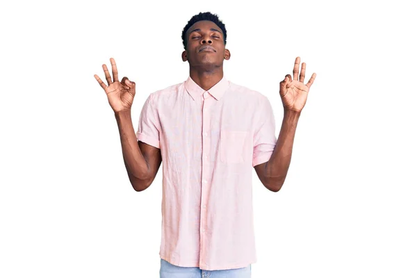 Jeune Homme Afro Américain Portant Des Vêtements Décontractés Détendre Sourire — Photo