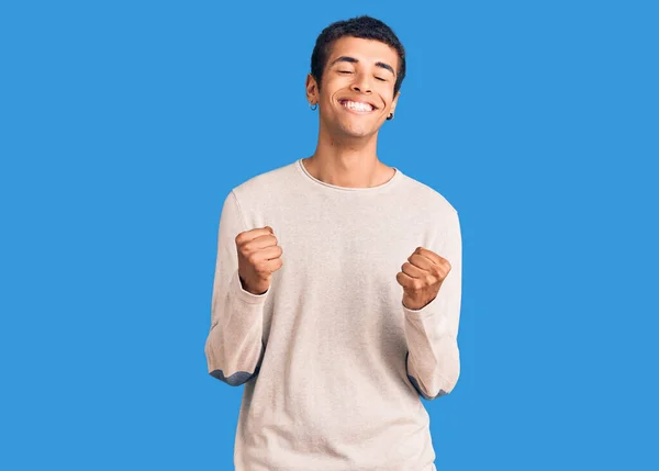 Ung Afrikansk Amercian Man Bär Casual Kläder Glada För Framgång — Stockfoto
