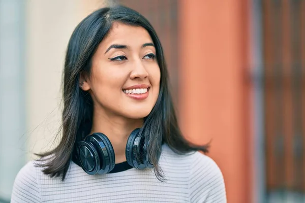 Joven Mujer Hispana Sonriendo Feliz Caminando Por Ciudad — Foto de Stock