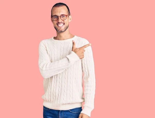 Homem Bonito Jovem Vestindo Roupas Casuais Óculos Alegres Com Sorriso — Fotografia de Stock