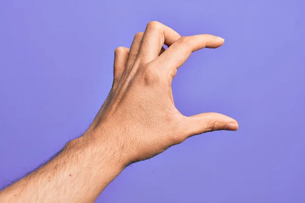 Mão Jovem Caucasiano Mostrando Dedos Sobre Fundo Roxo Isolado Pegando — Fotografia de Stock