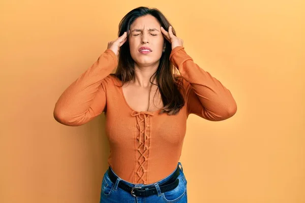 Mulher Hispânica Bonita Vestindo Roupas Casuais Com Mão Cabeça Dor — Fotografia de Stock