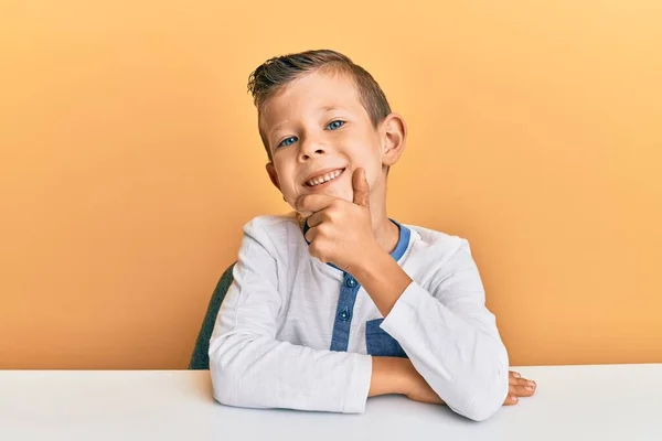 Adorabile Ragazzo Caucasico Che Indossa Abiti Casual Seduto Sul Tavolo — Foto Stock