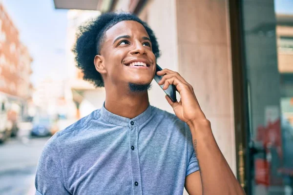 Ung Afrikansk Amerikan Man Ler Glad Prata Smartphone Staden — Stockfoto