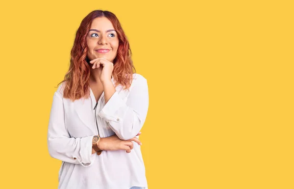 Jonge Latijnse Vrouw Casual Kleding Met Hand Kin Denken Vraag — Stockfoto