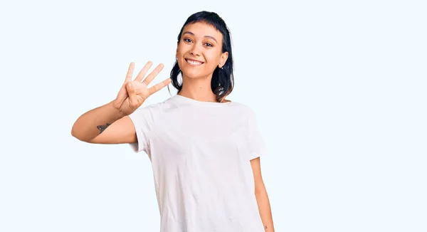 Junge Frau Lässiger Kleidung Zeigt Mit Finger Nummer Vier Nach — Stockfoto