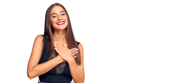 Gündelik Kıyafetler Giyen Genç Spanyol Kadın Elleri Göğsünde Gözleri Kapalı — Stok fotoğraf
