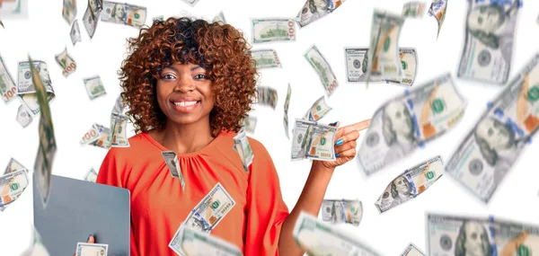 Joven Mujer Afroamericana Trabajando Usando Computadora Portátil Sonriendo Feliz Señalando — Foto de Stock