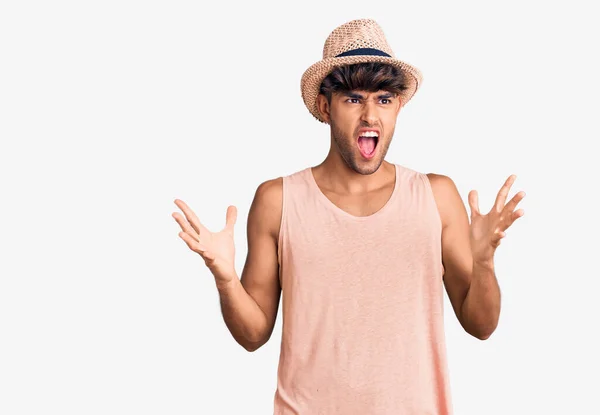 Jovem Hispânico Usando Chapéu Verão Louco Louco Gritando Gritando Com — Fotografia de Stock