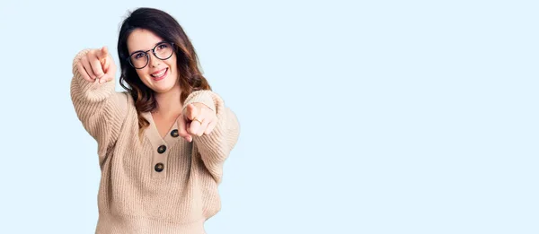 Mooie Jonge Brunette Vrouw Dragen Casual Kleding Bril Wijzen Naar — Stockfoto