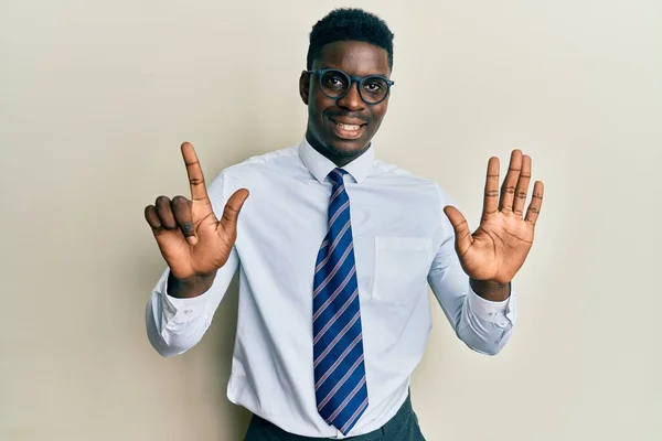 Hombre Negro Guapo Con Gafas Camisa Negocios Corbata Mostrando Apuntando —  Fotos de Stock