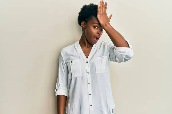 年轻的非洲裔美国女孩穿着休闲装 头痛医头犯了错 记住错误 坏的记忆概念 — 图库照片