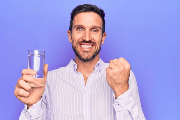 Joven Hombre Guapo Bebiendo Vaso Agua Para Refrescarse Sobre Fondo — Foto de Stock