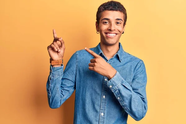 Junger Afrikanisch Amerikanischer Mann Lässiger Kleidung Lächelt Und Blickt Mit — Stockfoto