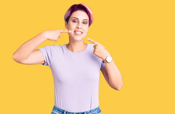 Jovem Mulher Bonita Com Cabelo Rosa Vestindo Roupas Casuais Sorrindo — Fotografia de Stock