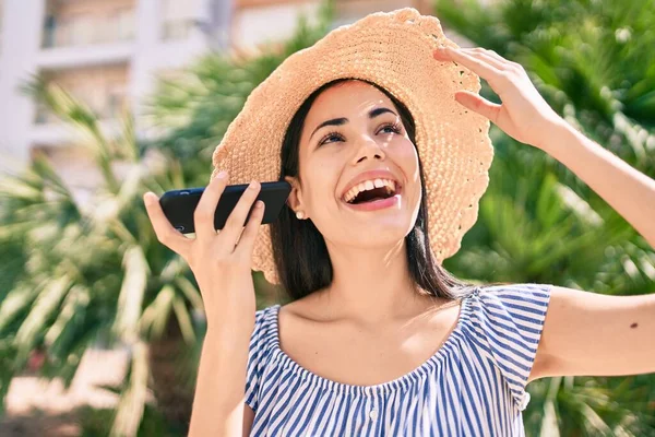 Joven Chica Turista Latina Vacaciones Sonriendo Feliz Escuchando Mensaje Audio —  Fotos de Stock