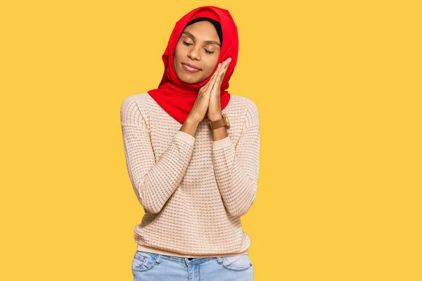 Junge Afroamerikanerin Mit Traditionellem Islamischen Hijab Schal Schläft Müde Träumend — Stockfoto