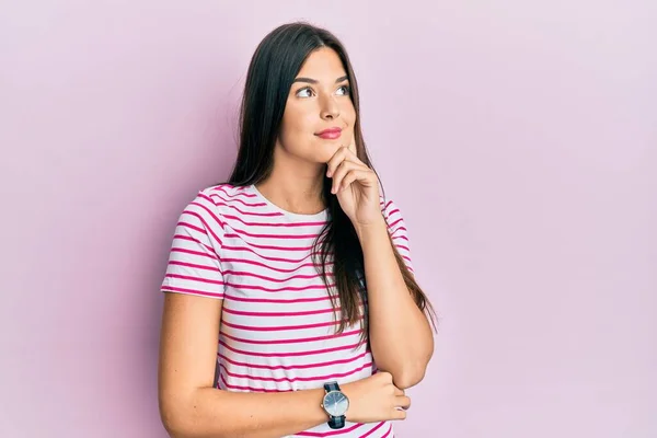 Mujer Morena Joven Con Ropa Casual Sobre Fondo Rosa Con —  Fotos de Stock