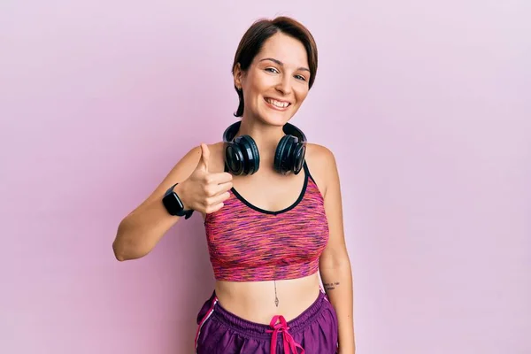 Young Brunette Woman Short Hair Wearing Sportswear Headphones Doing Happy — Stock Photo, Image