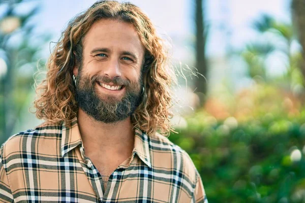Young Caucasian Man Long Hair Smiling Happy Park — Stock Photo, Image