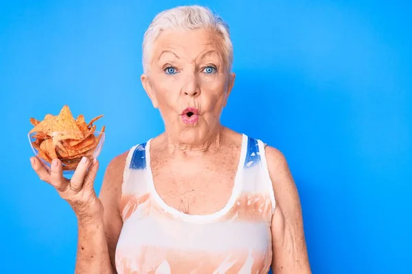 Senior Beautiful Woman Blue Eyes Grey Hair Holding Nachos Potato — Stock Photo, Image