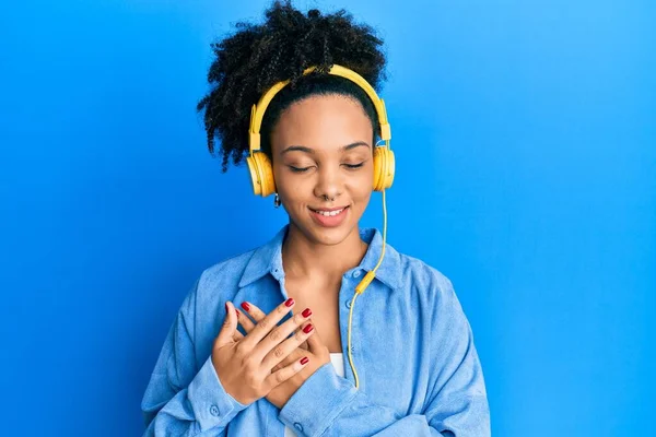 Giovane Ragazza Afroamericana Che Ascolta Musica Usando Cuffie Sorridenti Con — Foto Stock