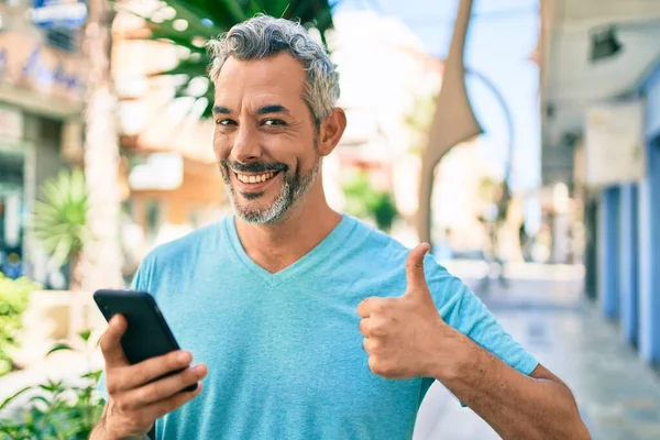 Šedovlasý Muž Středního Věku Používá Smartphone Ulici Města Úsměvem Šťastný — Stock fotografie