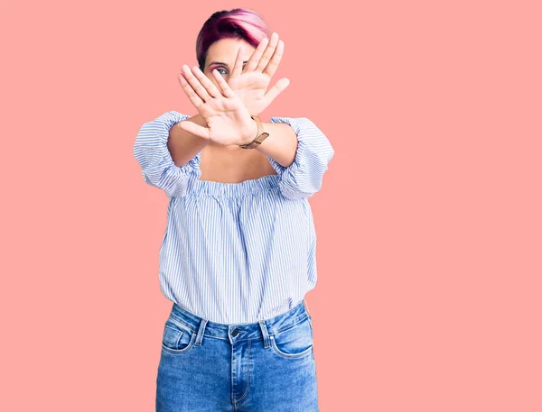 Jovem Mulher Bonita Com Cabelo Rosa Vestindo Roupas Casuais Expressão — Fotografia de Stock