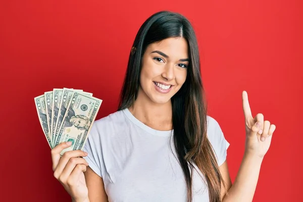 Joven Morena Sosteniendo Billete Dólares Sonriendo Con Una Idea Pregunta — Foto de Stock