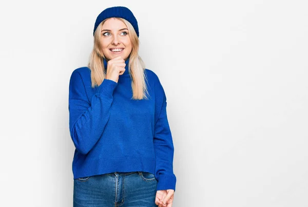 Young Caucasian Woman Wearing Wool Winter Sweater Cap Hand Chin — Stock Photo, Image