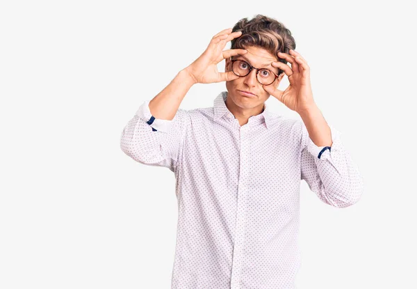 Jeune Homme Beau Portant Des Vêtements Travail Des Lunettes Essayant — Photo