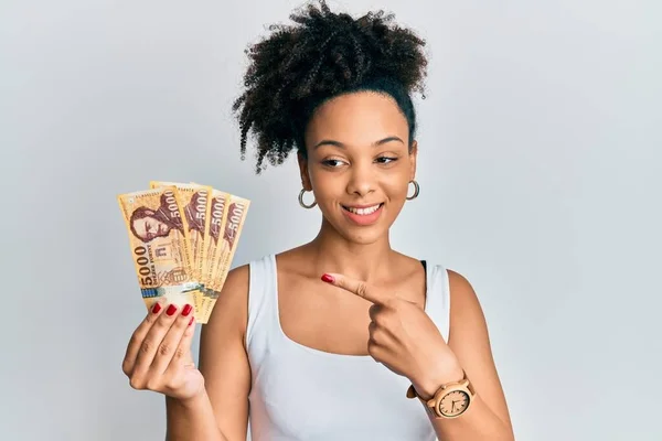 Mladá Africká Americká Dívka Drží 5000 Maďarských Forint Bankovky Úsměvem — Stock fotografie