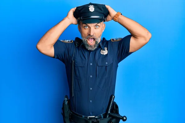 Homem Bonito Meia Idade Vestindo Uniforme Policial Louco Assustado Com — Fotografia de Stock