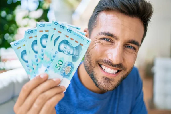 Fiatal Spanyol Férfi Mosolyog Boldog Kezében Kínai Jüan Bankjegyek Teraszon — Stock Fotó