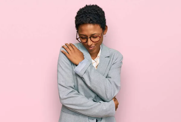 Mujer Afroamericana Joven Con Ropa Negocios Abrazándose Feliz Positivo Sonriendo —  Fotos de Stock