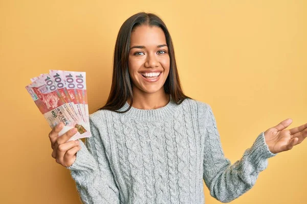 Güzel Spanyol Kadın Elinde 100 Hong Kong Doları Ile Başarıyı — Stok fotoğraf