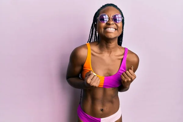 Ung Afrikansk Amerikansk Kvinna Klädd Bikini Och Solglasögon Glada För — Stockfoto