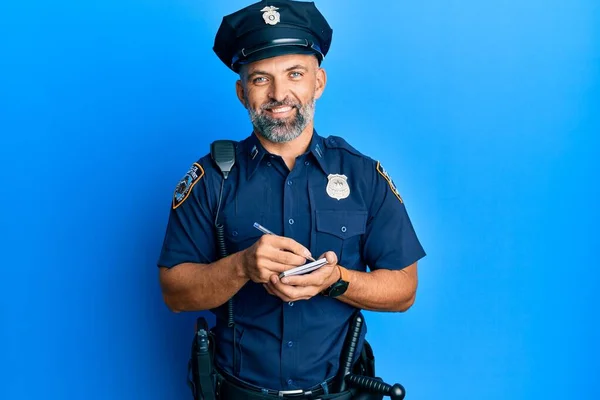 Middelbare Leeftijd Knappe Man Politie Uniform Schrijven Verkeer Prima Glimlachen — Stockfoto