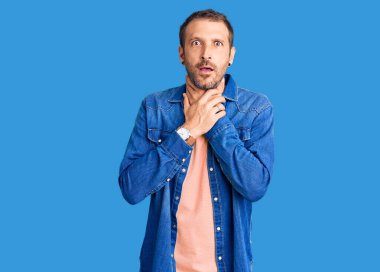 Genç ve yakışıklı bir adam günlük kıyafetler giyip bağırıyor ve boğularak ölüyor çünkü acı verici bir şekilde boğulmuş. Sağlık problemi. Boğulma ve intihar konsepti. 