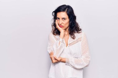 Genç ve güzel İspanyol bir kadın günlük kıyafetler giyip kollarını kavuşturarak depresyondan sıkılmış ve yorgun görünüyor.. 