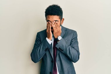 Sakallı, iş elbisesi giyen, kravat takan, yorgunluk ve baş ağrısı için gözlerini ovuşturan, uykulu ve yorgun ifadeli yakışıklı bir İspanyol. görme sorunu 